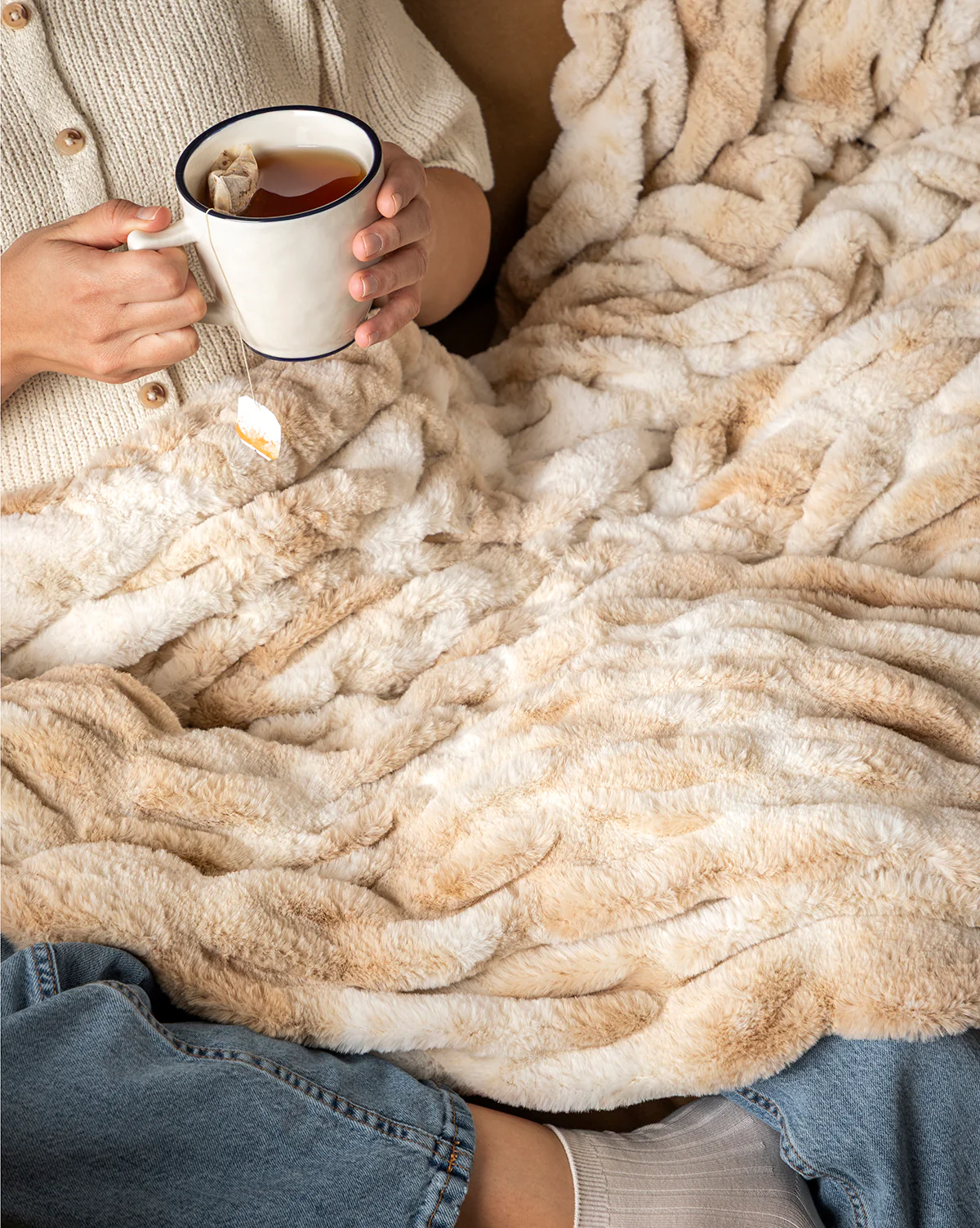 Maja Faux Fur Blanket - Image 4