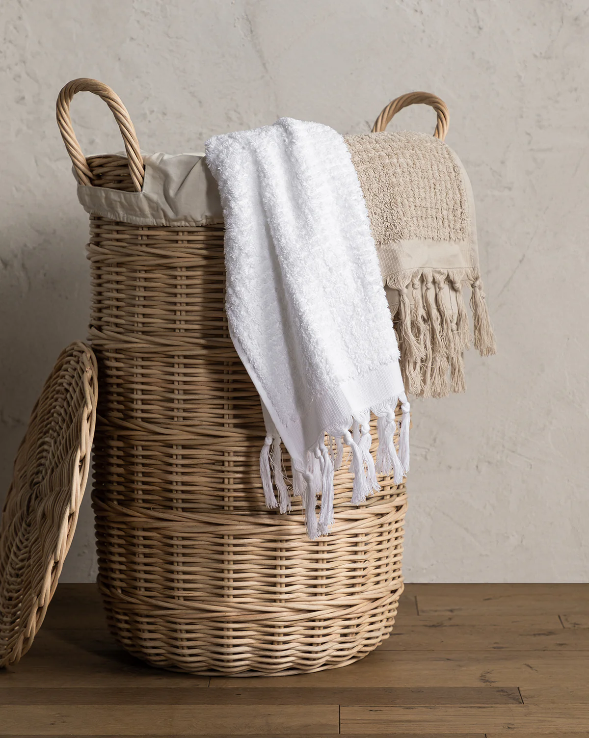 Rattan Lidded Laundry Bin - Image 4
